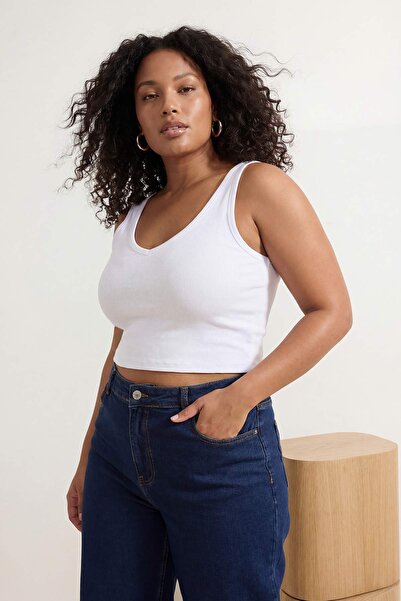 Trendyol Curve قميص داخلي محبوك أبيض برقبة على شكل حرف V قماش مجدّل بقصة قصير...