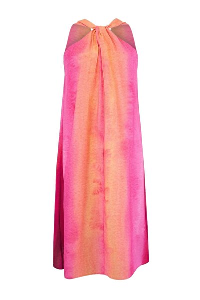 Trendyol Curve Rosa Lilien-Webstoffkleid in Übergröße TBBSS26AH00057