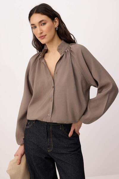 Trendyol Kollektion Khakifarbenes, hochgeschlossenes, gerafftes Modal-Hemd TW...