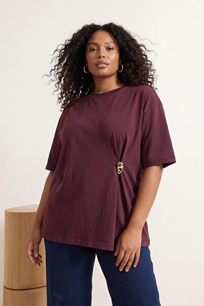 Trendyol Curve بلوزة تي شيرت محبوكة مقاس كبير من بلوم بتفاصيل أكسسوارات TBBSS...