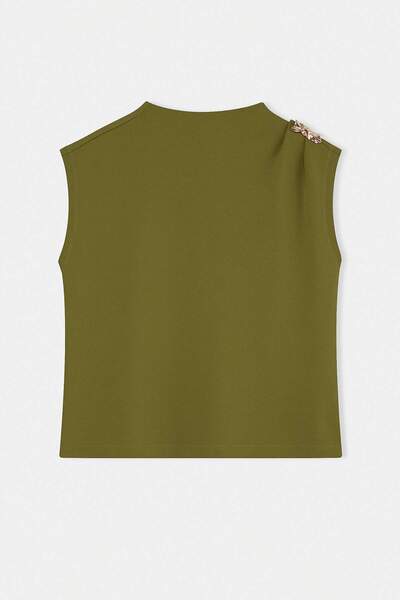 Trendyol Curve بلوزة كبيرة الحجم منسوجة ومرنة بتفاصيل إكسسوارات باللون الأخضر...