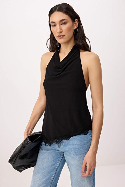 Trendyol Collection بلوزة محبوكة مرنة بدون أكمام ذات ياقة دائرية وقصة عادية ب...