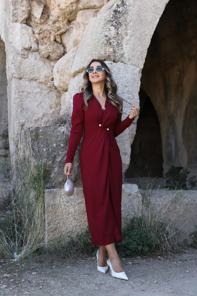 bytugcekaya فستان بورجوندي مزدوج الصدر مزين باللؤلؤ