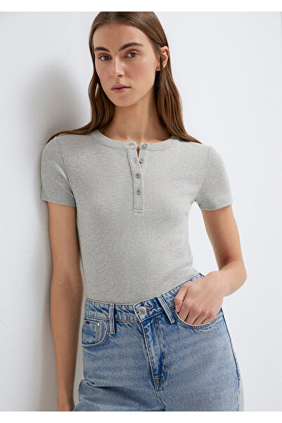 Mavi Graues Basic-T-Shirt mit halbem Knopfverschluss, figurbetont geschnitten...