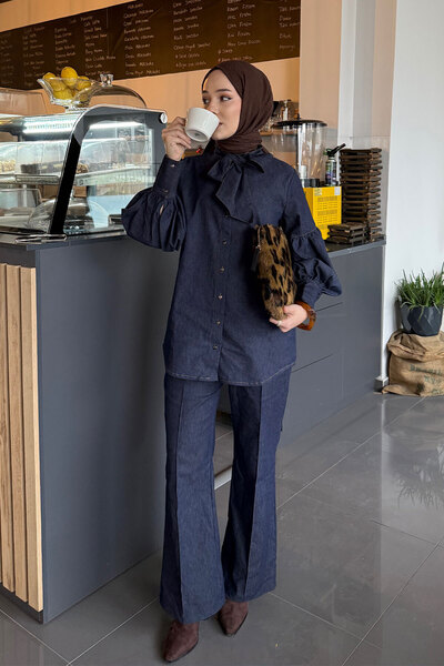 LOCCO طقم نسائي من الجينز بتفاصيل أزرار وربطة عنق على ياقة القميص باللون الأز...