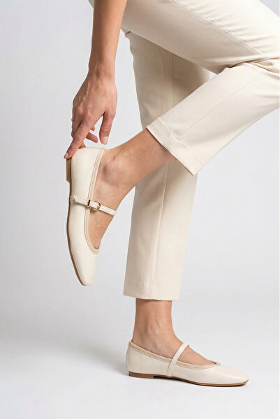 Lorenn حذاء باليه نسائي يومي من Bella Beige ذو مسامير ذهبية اللون ونعل مسطح ل...