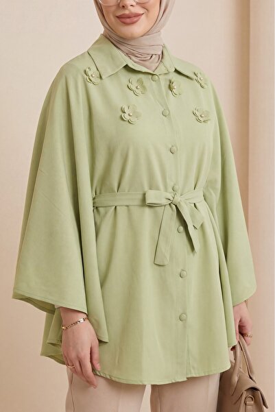 HİJABAYA Πόντσο με Με κορδόνι στη μέση κουμπιά και λεπτομέρεια λουλουδιών στο...