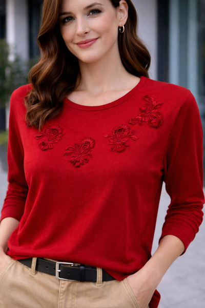 Desen Triko Дамска блуза с кръгло деколте, дълъг ръкав, бродирана, от пениран...