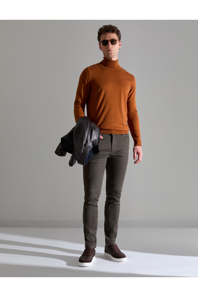 Pierre Cardin سترة تريكو أساسية ذات ياقة مدورة بني ضيقة 50314202-VR040