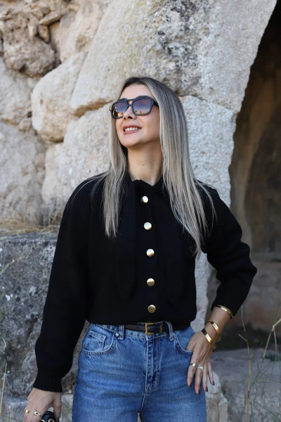 bytugcekaya Μαύρη ζακέτα με χρυσά κουμπιά και κασκόλ σε τυπικό μέγεθος