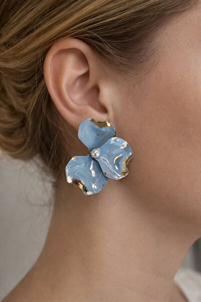 Modex أقراط زهرة زرقاء فاتحة بتفاصيل لؤلؤية (5 سم)