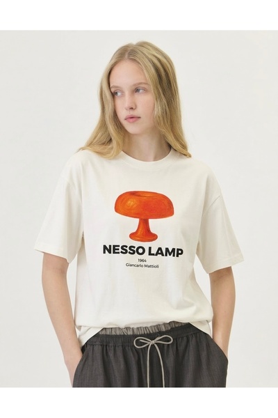 Disante Nesso majica sa širokim izrezom i printom lampe, trendi ženska majica