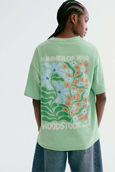 H&M تي شيرت مطبوع عليه شعار كبير الحجم