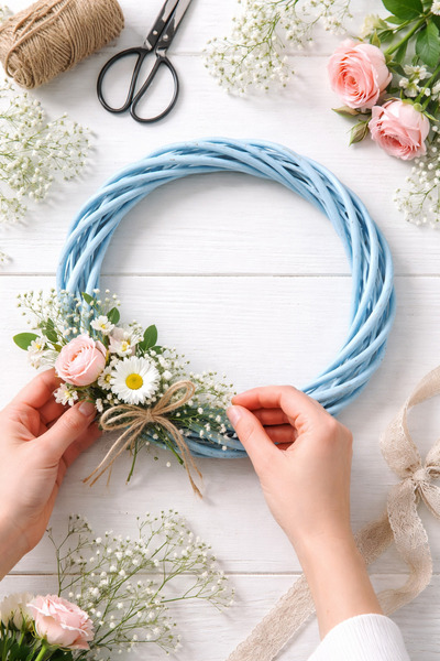 oskatekstil Dekoratif Hasır Kapı Süsü / Çelenk (Mavi & Pembe) – 25 cm