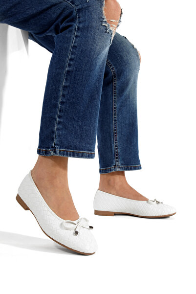 MİNNACE حذاء باليه مغلق من الجلد الأبيض بتصميم مجدول ومزين بفيونكة ونعل دائري...