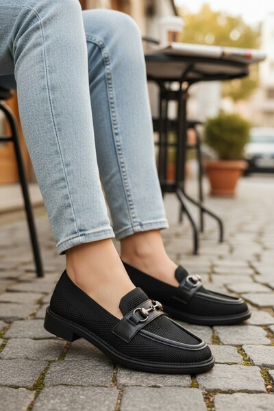 enoch حذاء نوتش النسائي المرن ذو الملمس المميز مع إكسسوارات جسرية معدنية