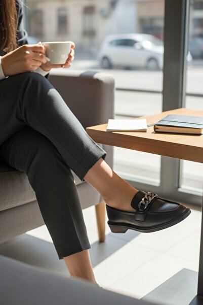 enoch حذاء لوفر ماسكولين سيتي للسيدات مع إكسسوارات سلسلة فضية