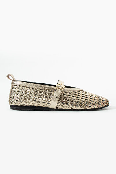 dericia shoes حذاء روج نسائي مصنوع من الجلد الأصلي ومزين بتفاصيل محبوكة ذهبية...