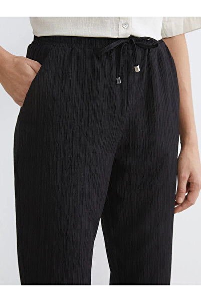 LC Waikiki Μαύρο γυναικείο παντελόνι με ελαστική μέση και Με υφή τσέπες σε σχ...