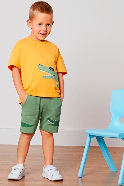 Tchibo شورتات أساسية مطبوعة برسومات للأولاد الصغار، باللون الأخضر العشبي