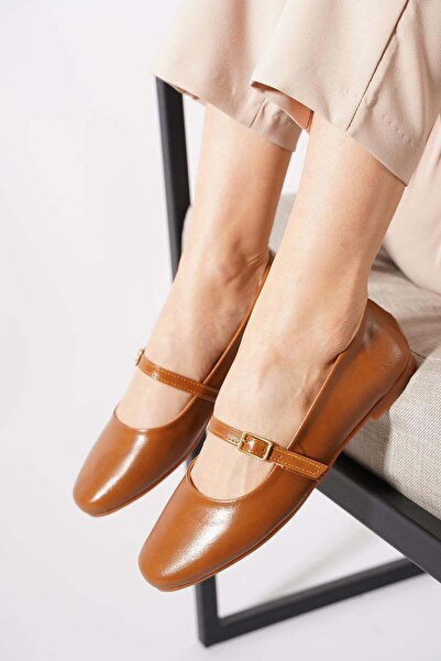 Moda Pie حذاء نسائي مسطح من Senras مع مشبك للإغلاق، لون أسمر مجعد