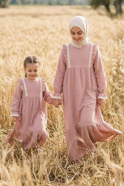 Betül Akbay Kız Çocuk Tesettür Elbise – Masal Model Fistolu Müslin Tam Boy Pudra