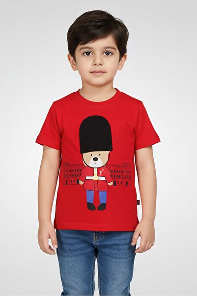 Hamleys بلوزة بأكمام قصيرة مطبوعة جرافيكية للأولاد الصغار، باللون الأحمر