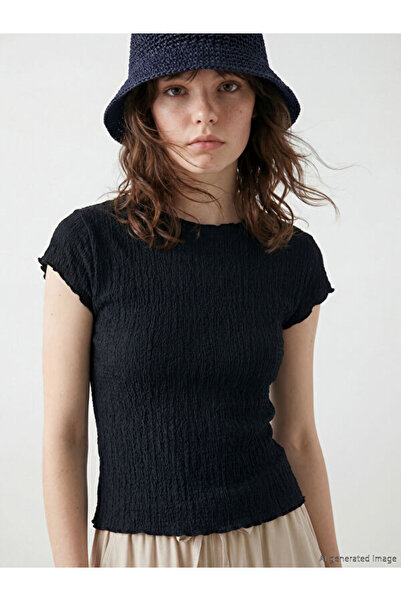 LC Waikiki بلوزة ذات ياقة روبا مزينة بكشكشة من UZG STORE للنساء الأنيقات