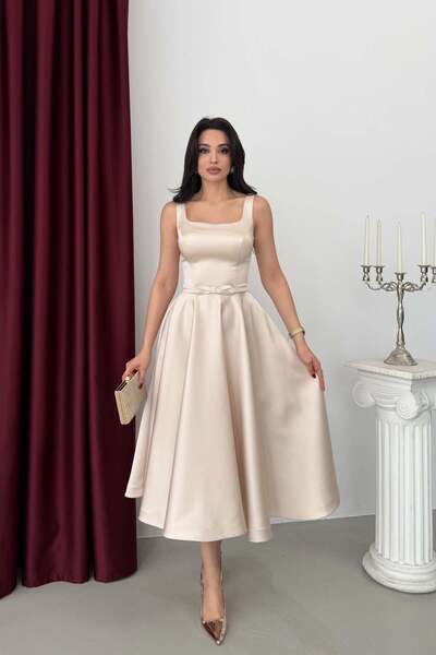 Serica Moda Μπεζ σατέν μίντι βραδινό φόρεμα με τετράγωνο λαιμόκοψη και ζώνη