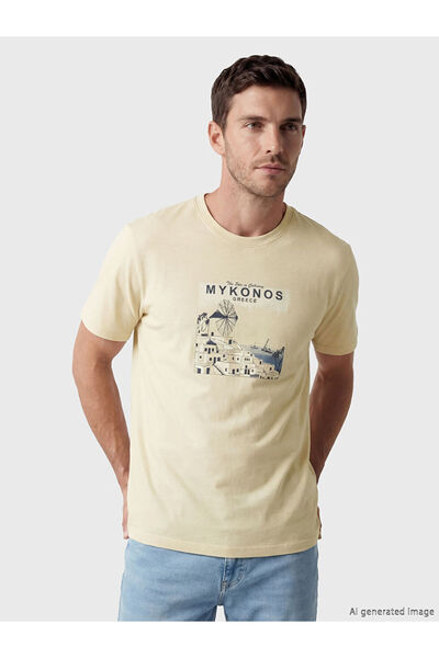 LC Waikiki تي شيرت رجالي أصفر اللون بطبعة ميكونوس