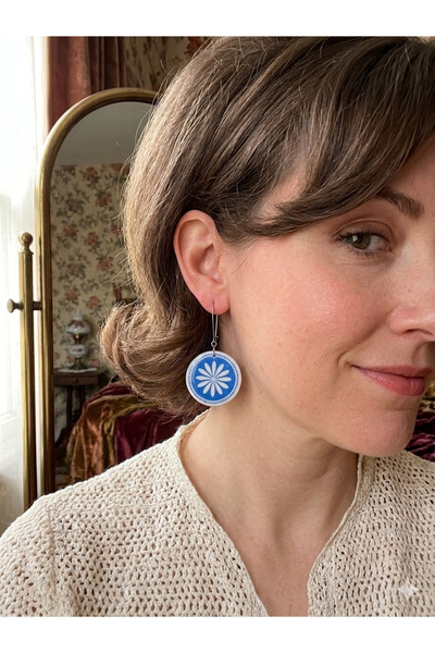 Lu Atelier أقراط جولزار من الطين البوليمر المصنوعة يدويًا بنمط زهور زرقاء وبيضاء