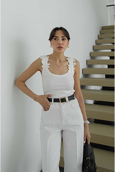 Havoş Білосніжна майка з мереживною деталлю на плечі.