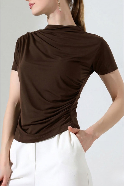 AKD Atelier Tricou de damă cu mânecă scurtă, cu detaliu drapat la guler și ta...
