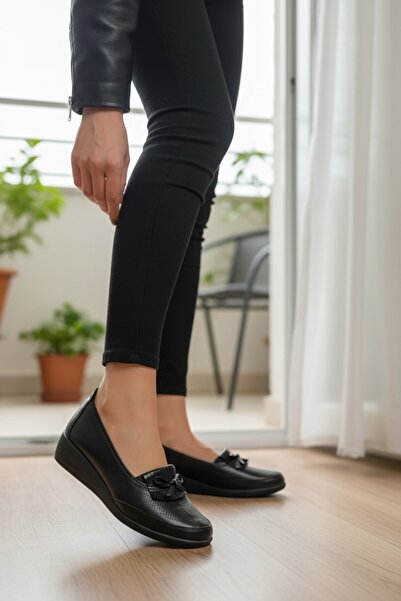 enoch حذاء باليه من الجلد الطبيعي مزين بتفاصيل مثقوبة بالليزر وتفاصيل شراشيب،...