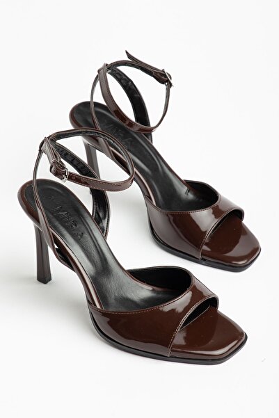 Hayalimdeki Ayakkabı حذاء نسائي من الجلد اللامع باللون البني من ليسلسي بشريط ...