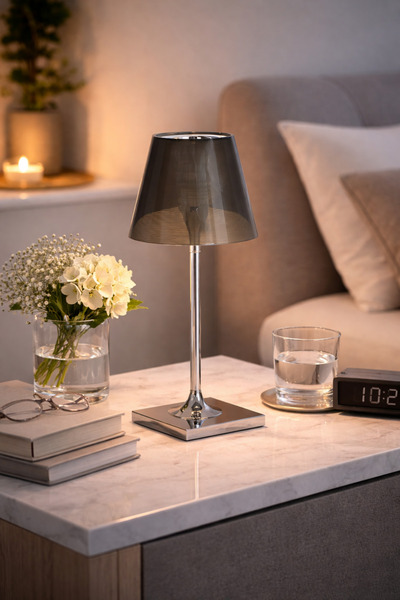 N.zone مصباح طاولة مودرن بقاعدة كروم وغطاء زجاجي دخاني – إضاءة دافئة أنيقة لغ...