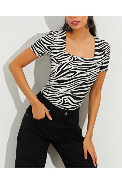 NEW JOURNAL بلوزة نسائية ذات ياقة مربعة باللونين الأبيض والأسود وطبعة حمار وح...