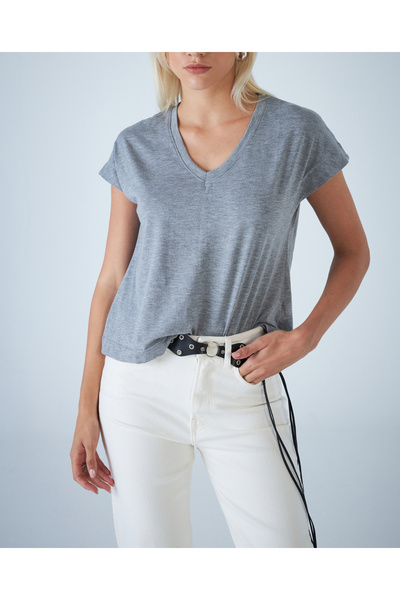 NEW JOURNAL Γυναικείο μπλουζάκι σε γκρι χρώμα με λαιμόκοψη V APP1311