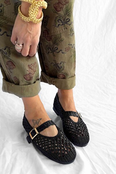 Shoebutik شبشب نسائي من ساندر بتفاصيل شريطية سوداء