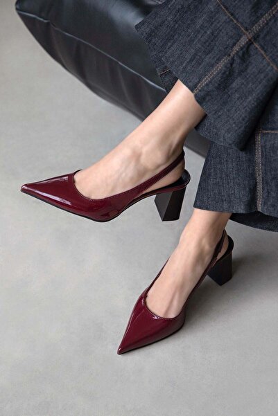 STRASWANS حذاء فيرا نسائي بكعب من الجلد اللامع باللون الأحمر الداكن