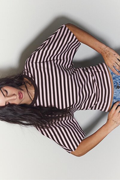 Stradivarius تي شيرت ياباني بأكمام قصيرة