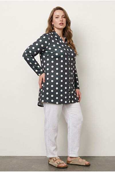 Stil Diva قميص بوليستر من قماش مرن بأكمام طويلة ونقاط بولكا دوت بمقاس كبير