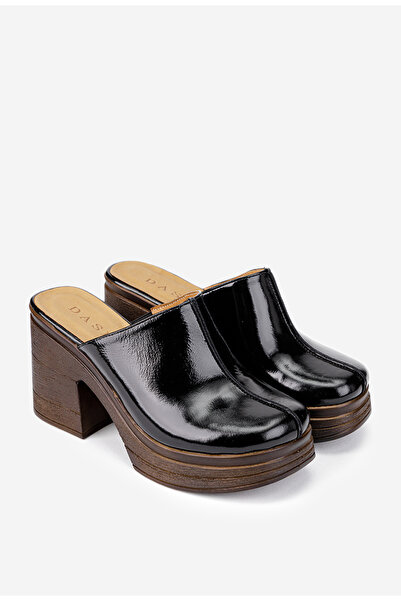 Dasha Saboti dama negri din piele lacuita