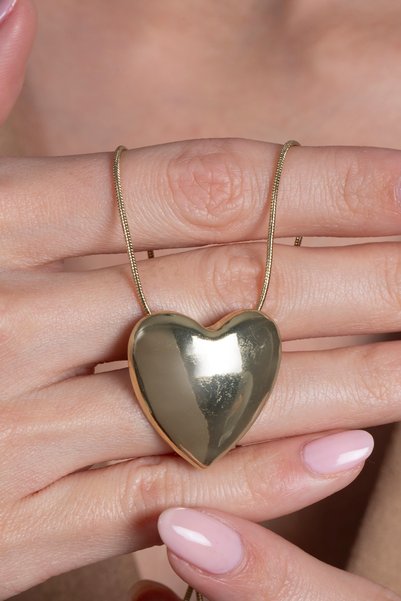 Elika Silver Women's Showy Curved Heart Necklace / Gold