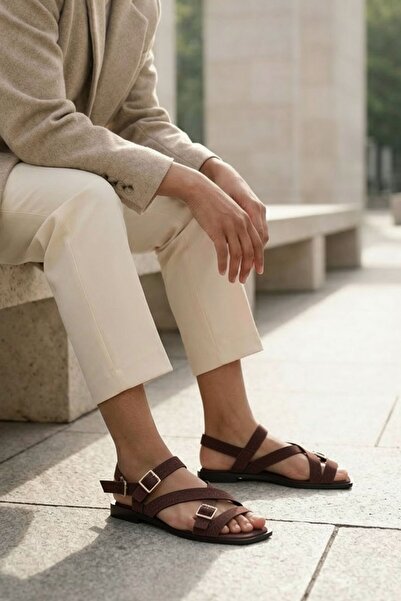 Stilbagshoes صندل نسائي من نينا بتفاصيل مشبك مزدوج، موديل مستورد، لون بني