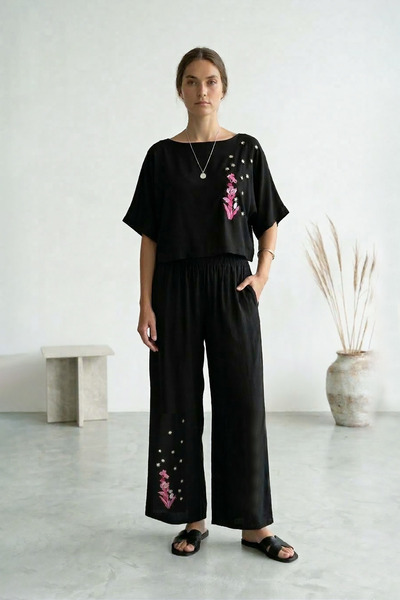 LAbute طقم بلوزة سوداء مطرزة بالزهور بأكمام قصيرة وبنطلون واسع الساق