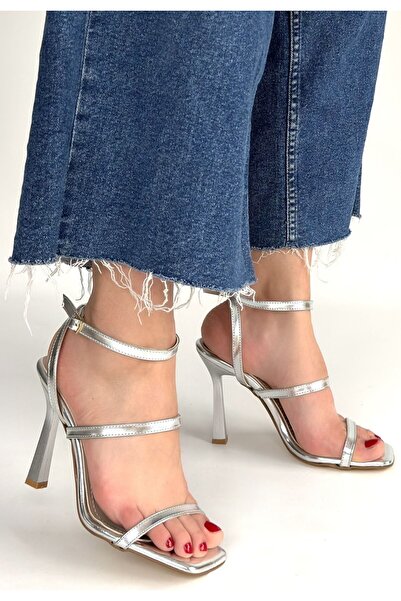 Zerenyus Pantofi cu toc din piele lacuită argintie Umira, curea perechi