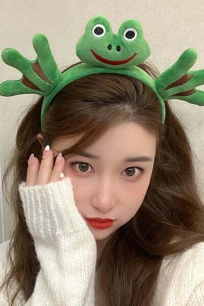 TAKIŞTIR Зелена плюшена корона във формата на жаба