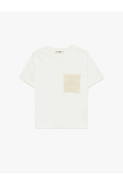 Koton Γυναικείο T-Shirt εκρού με κεντημένη λεπτομέρεια τσέπης 6SAL10011IK