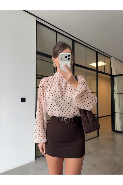 BB Bensu Buyruk ΜΠΛΟΥΖΑ ΜΕ ΛΕΠΤΟΜΕΡΕΙΕΣ ΚΑΙ ΠΟΥΑΝΤΕΛΑ ΣΕ ΜΠΕΖ ΑΠΟΧΡΩΣΗ